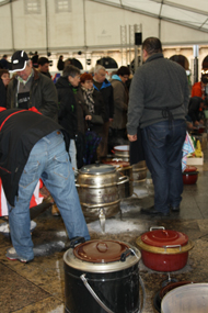 Pucheras de alubias en Carnavales de Bilbao